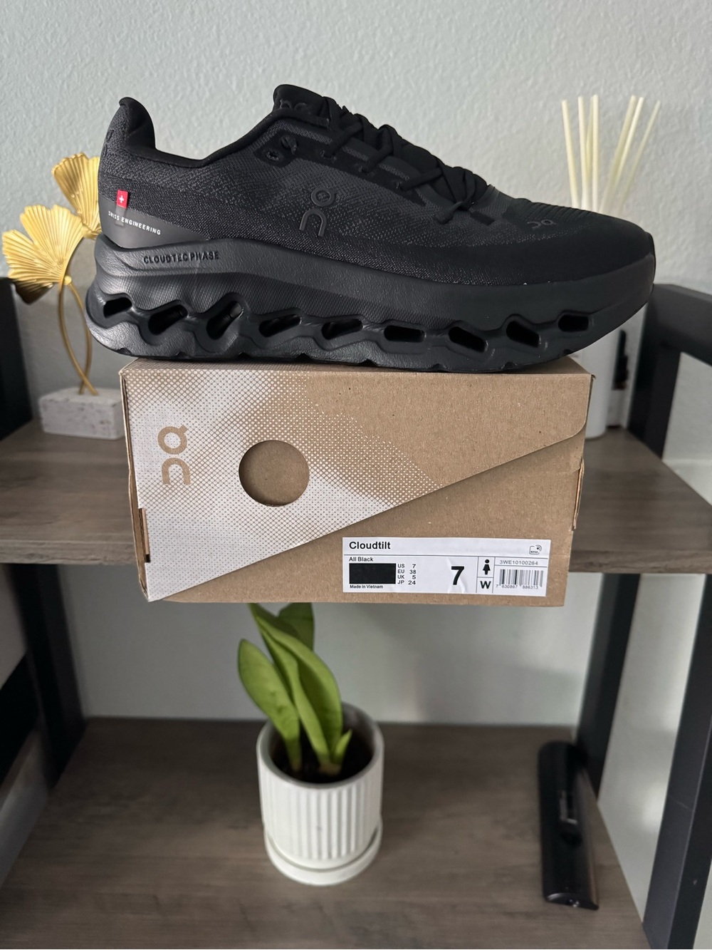 On Running Cloudlift Men’s Athletic Shoes — Black